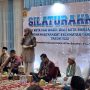 Wali Kota Banjarbaru, Hj Erna Lisa Halaby menyampaikan bantuan RTLH kepada masyarakat. (Foto : Banjarbaru Emas)