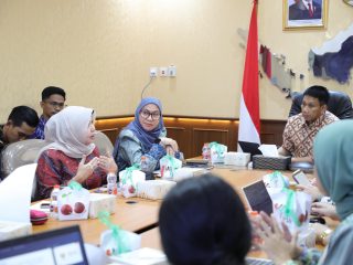 Wali Kota Banjarbaru Hj. Erna Lisa Halaby mengikuti proses verifikasi silang antara Bank Kalsel dan Bank Indonesia di Jakarta, Jumat (24/10/2025). Verifikasi dilakukan untuk memastikan kebenaran data simpanan sebesar Rp5,165 Triliun. (BE)