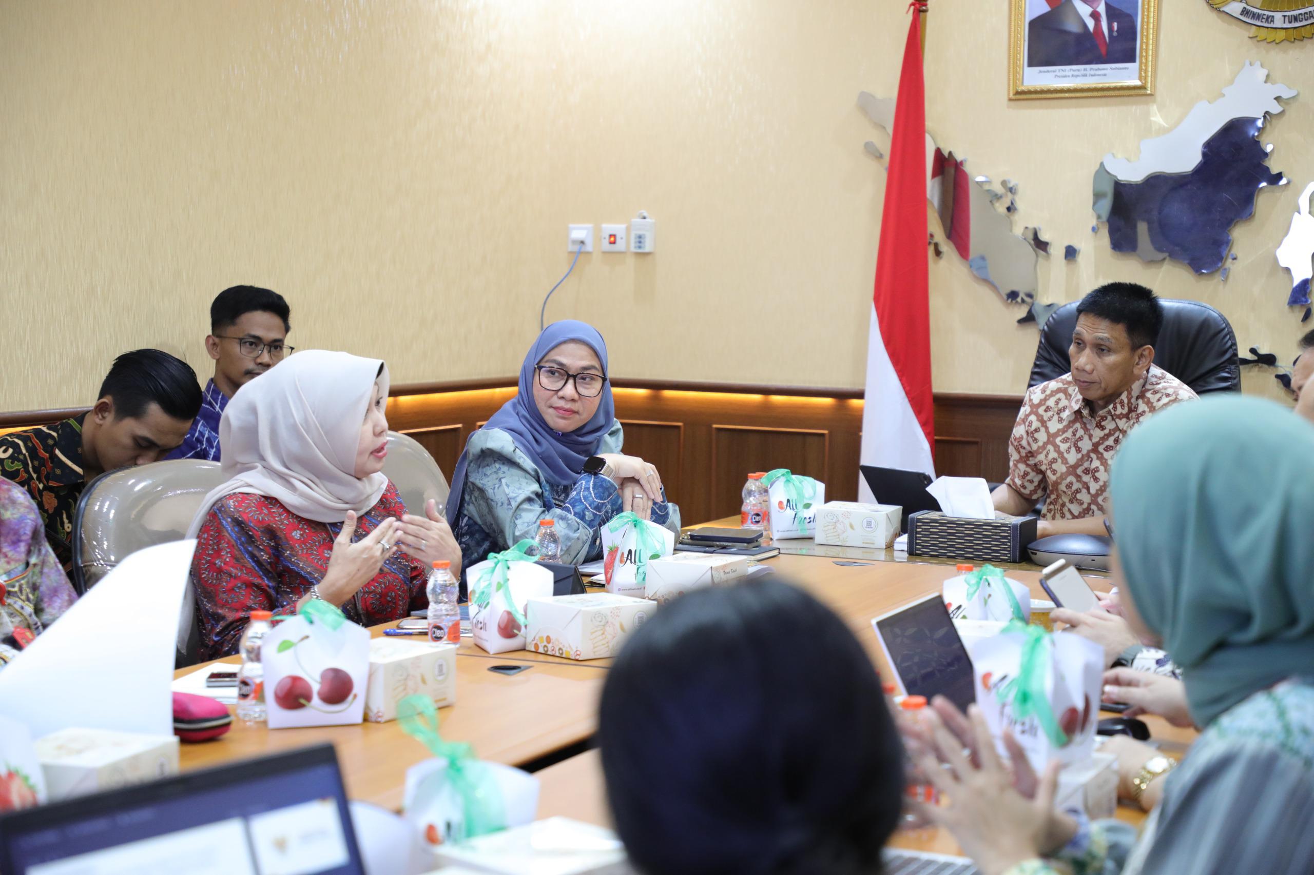 Wali Kota Banjarbaru Hj. Erna Lisa Halaby mengikuti proses verifikasi silang antara Bank Kalsel dan Bank Indonesia di Jakarta, Jumat (24/10/2025). Verifikasi dilakukan untuk memastikan kebenaran data simpanan sebesar Rp5,165 Triliun. (BE)