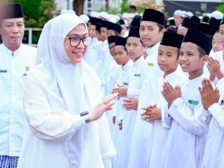 Wali Kota Banjarbaru Hj. Erna Lisa Halaby menghampiri para santri dalam peringatan Hari Santri Nasional di lapangan dr. Murdjani pada Rabu (29/10/2025).