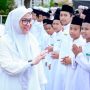 Wali Kota Banjarbaru Hj. Erna Lisa Halaby menghampiri para santri dalam peringatan Hari Santri Nasional di lapangan dr. Murdjani pada Rabu (29/10/2025).