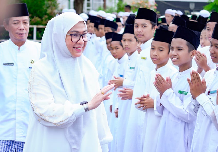 Wali Kota Banjarbaru Hj. Erna Lisa Halaby menghampiri para santri dalam peringatan Hari Santri Nasional di lapangan dr. Murdjani pada Rabu (29/10/2025).