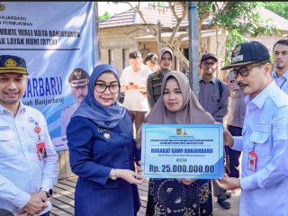 Hj Erna Lisa Halaby, Kepala Daerah Pertama di Kalsel yang Berani Ekspose 100 Hari dengan “Before–After”