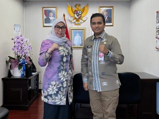Wali Kota Banjarbaru Hj Erna Lisa Halaby foto bersama Dirjen Pelaksanaan dan Pertanggungjawaban Keuangan Daerah, Simon Saimima seusai membahas persoalan keuangan daerah.