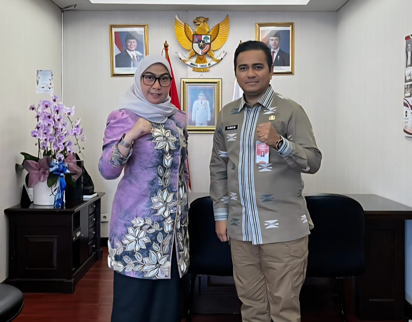 Wali Kota Banjarbaru Hj Erna Lisa Halaby foto bersama Dirjen Pelaksanaan dan Pertanggungjawaban Keuangan Daerah, Simon Saimima seusai membahas persoalan keuangan daerah.