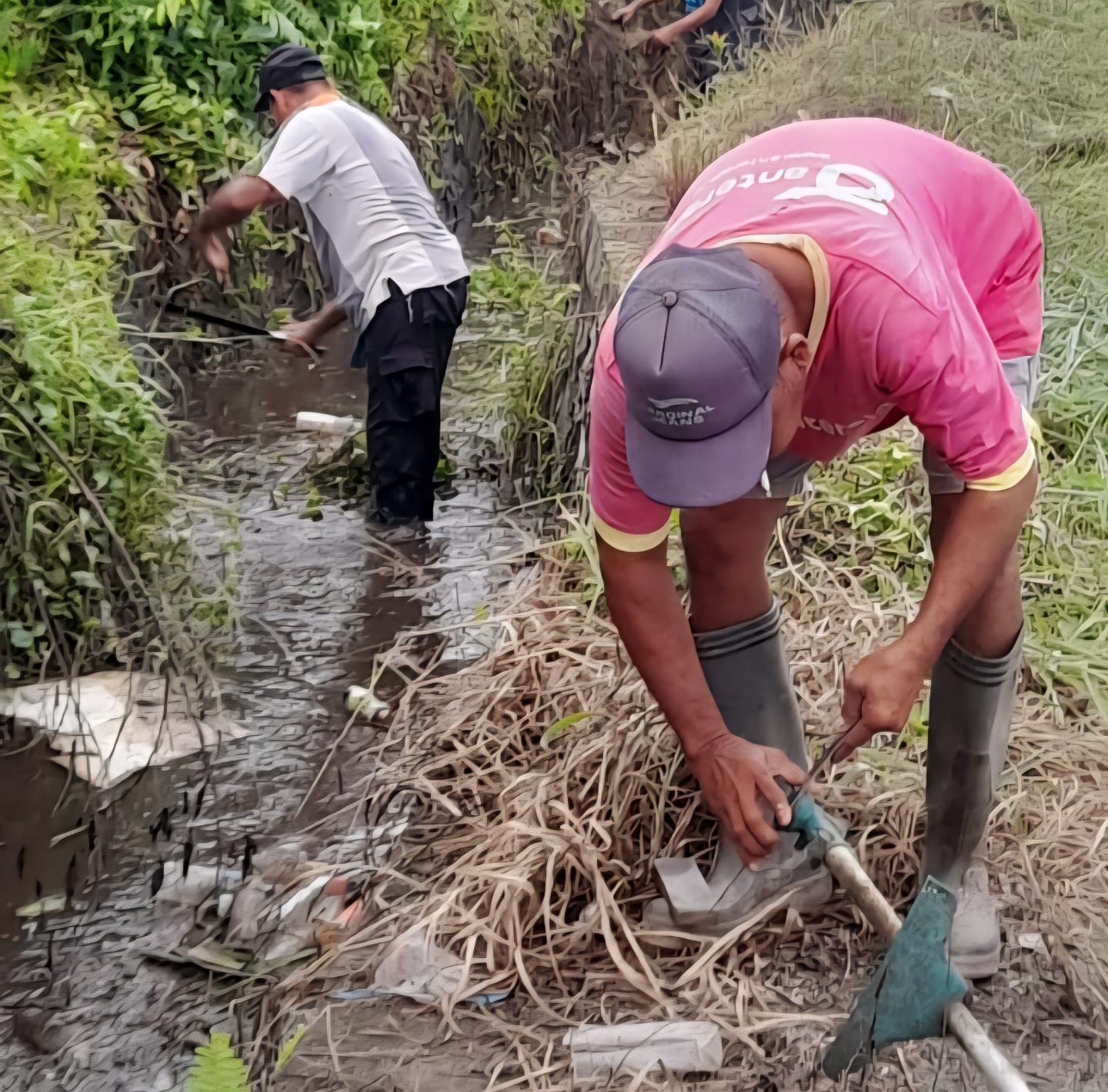 Camat Liang Anggang Pantau Pembersihan Drainase, Warga Laura Gelar Gotong Royong Antisipasi Banjir