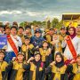Wali Kota Banjarbaru, Hj. Erna Lisa Habaly hadir dan memberikan semangat secara langsung kepada para atlet dan official kontingen Kota Banjarbaru dalam acara pembukaan POPROV XII Kalimantan Selatan tahun 2025 di Stadion Pertasi Kencana, Kabupaten Tanah laut, (02/11/2025). (Foto : BE)