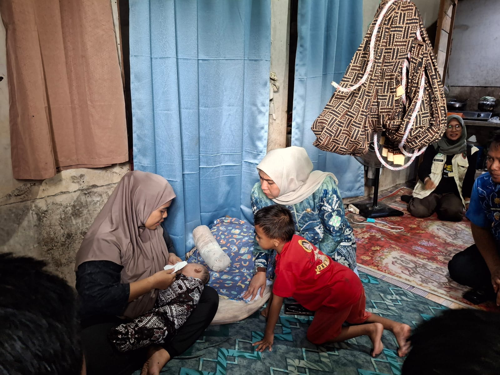 Wali Kota Banjarbaru Hj. Erna Lisa Halaby Jenguk Syifa, Bayi Tiga Bulan Tanpa Saluran Pencernaan