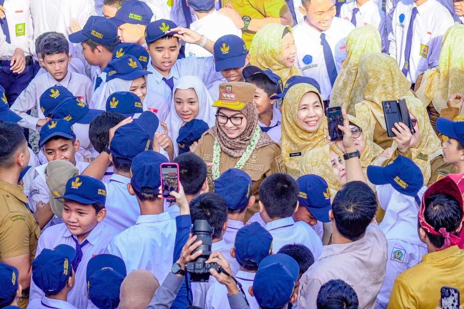 Komitmen Wali Kota Banjarbaru Hj. Erna Lisa Halaby Membangun Generasi Emas melalui Bantuan Pendidikan bagi Peserta Didik Tidak Mampu