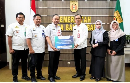 Pemkot Banjarbaru Terima CSR Bank Kalsel untuk Tambahan PJU di Sungai Ulin