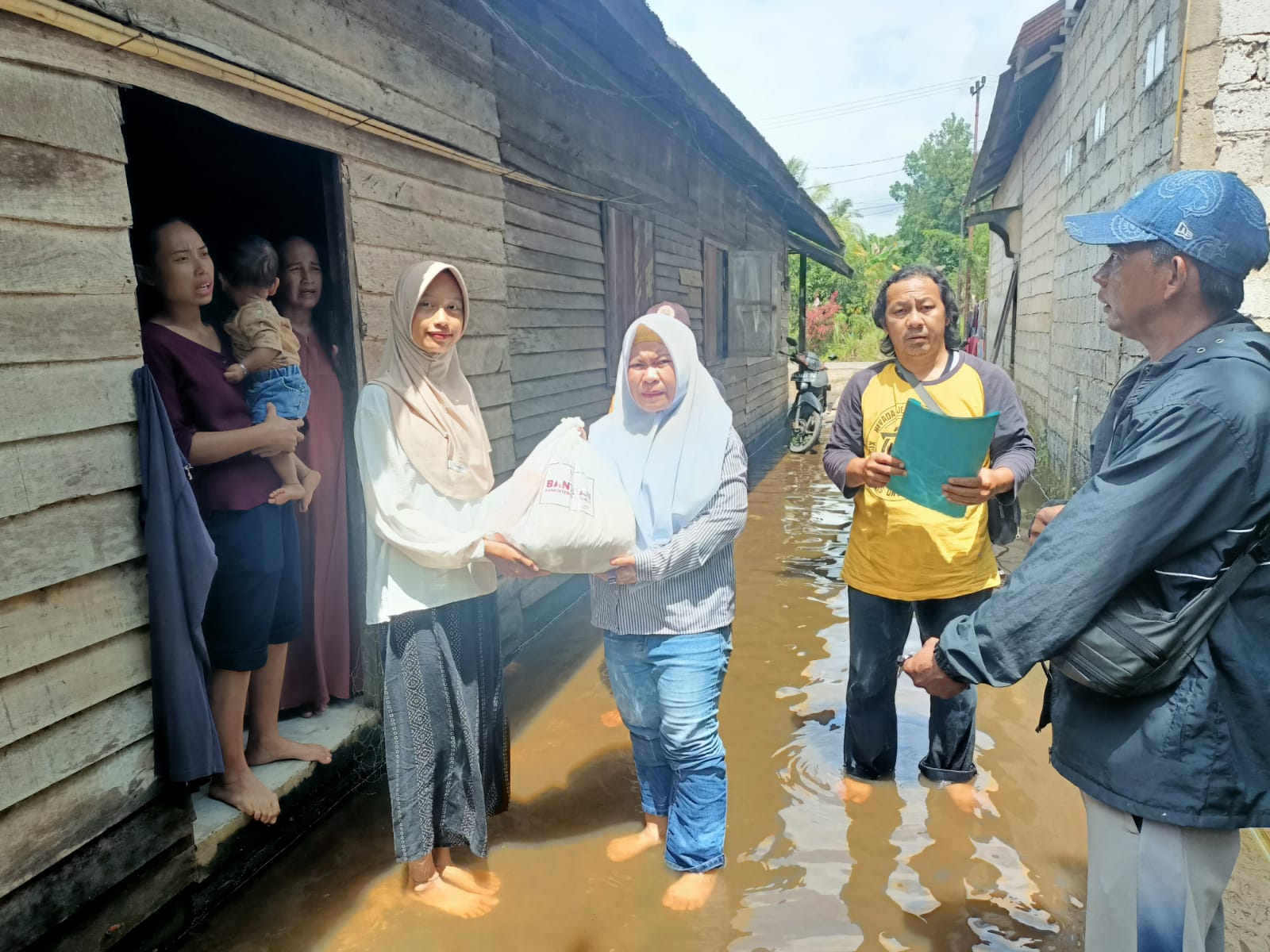 Distribusi Bantuan Kemensos di Cempaka Berjalan Cepat, Warga Sampaikan Terima Kasih kepada Wali Kota Lisa