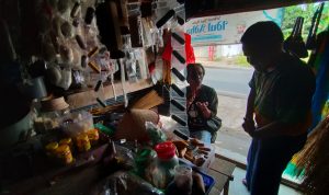 Diskusi di toko kelontong etnik dengan penjual Pupur Bangkal di Cempaka