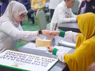 Pimpin Gerakan Zakat ASN, Wali Kota Hj. Erna Lisa Halaby Perkuat Fondasi Moral Pembangunan Banjarbaru