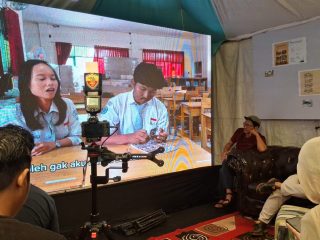 Creativetalk #9 Komite Ekonomi Kreatif Hadirkan Akademi Film Banjarbaru, Warga Bertahan di Tengah Hujan