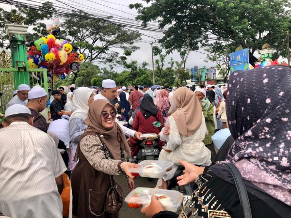 Ribuan Jemaah Padati Masjid Agung Al Munawwarah, Idulfitri di Banjarbaru Dirayakan dengan Berbagi