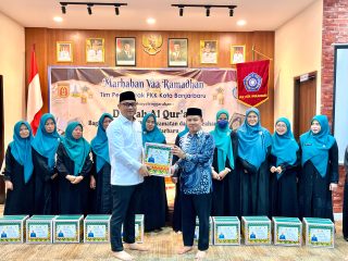 Ketua TP PKK Banjarbaru Tutup Daurah Al-Qur’an, Bagikan Bingkisan Lebaran kepada Pengurus PKK dan Tegaskan Penguatan Karakter Keluarga