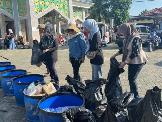 Camat Liang Anggang Pimpin Gotong Royong Babarasih Baimbai, Warga Serentak Bersihkan Lingkungan