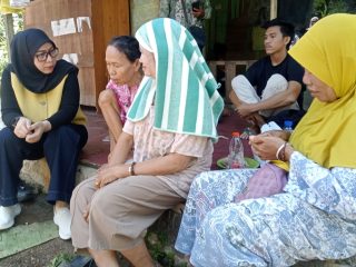 Pasca Kebakaran Wali Kota Banjarbaru Langsung Serahkan Bantuan Kepada Korban