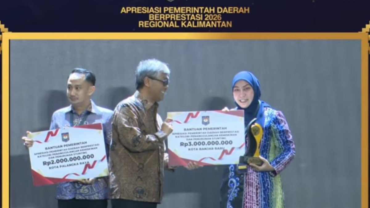Wali Kota Banjarbaru Hj. Erna Lisa Halaby Menerima Penghargaan Terbaik I Penanggulangan Kemiskinan dan Stunting Regional Kalimantan