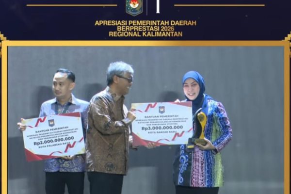 Wali Kota Banjarbaru Hj. Erna Lisa Halaby Menerima Penghargaan Terbaik I Penanggulangan Kemiskinan dan Stunting Regional Kalimantan