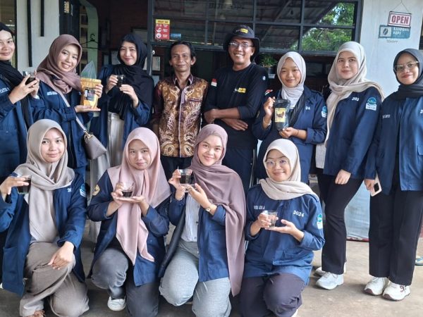 Gali Potensi Kopi Liberika, Mahasiswi FISIP ULM Observasi Hulu-Hilir di Eduwisata Biji Kopi Banjarbaru