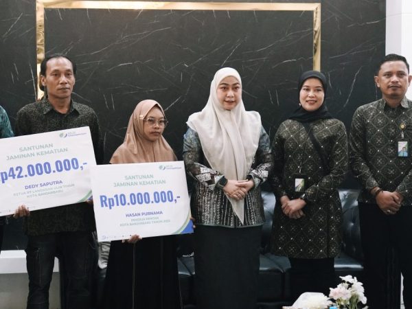Wali Kota Serahkan Manfaat BPJS Kesehatan kepada Dua Ahli Waris, Ini Pesan Beliau