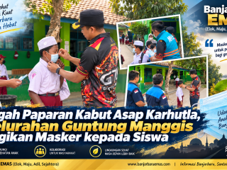 Cegah Paparan Kabut Asap Karhutla, Kelurahan Guntung Manggis Bagikan Masker kepada Siswa