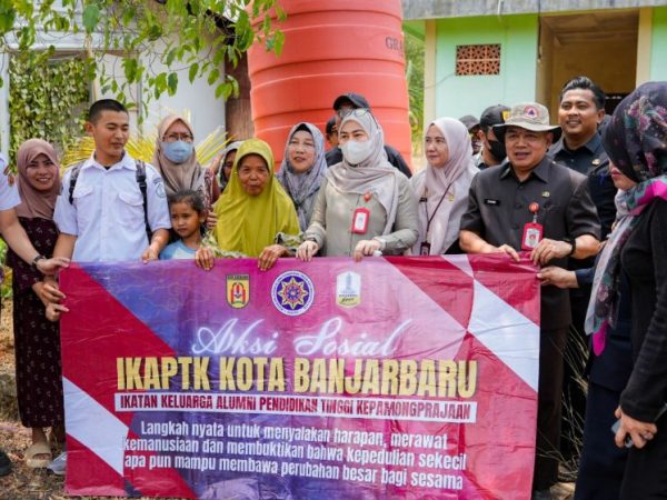 Wali Kota Banjarbaru Turun Langsung Berikan Bantuan Air Bersih di Sungai Ulin