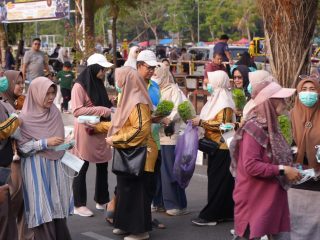 Tekan Lonjakan Kasus ISPA Ditengah Karhutla, TP PKK Banjarbaru Bagikan Masker Gratis