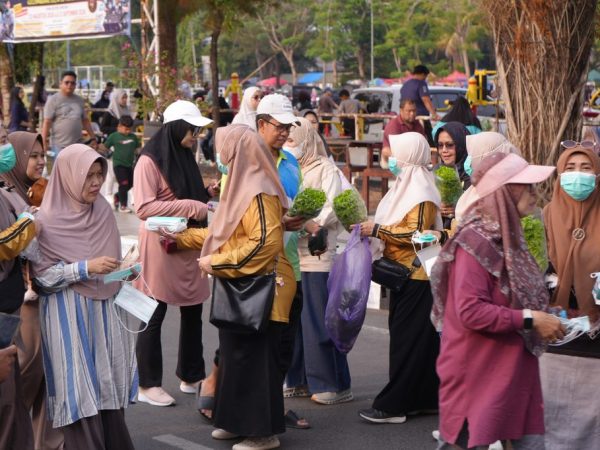 Tekan Lonjakan Kasus ISPA Ditengah Karhutla, TP PKK Banjarbaru Bagikan Masker Gratis